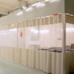 Штора белая с окном для автомоек  из армированной ПВХ ткани, плотность  630 гр/м2 — изображение 2